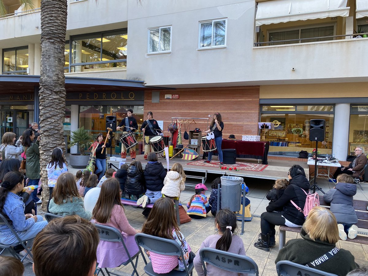 BibliotequesSPR's tweet photo. Contes a la Plaça amb el Ball de Diables de Ribes per celebrar Sant Jordi #BMdP #spribes https://t.co/QMZHKQVdvk