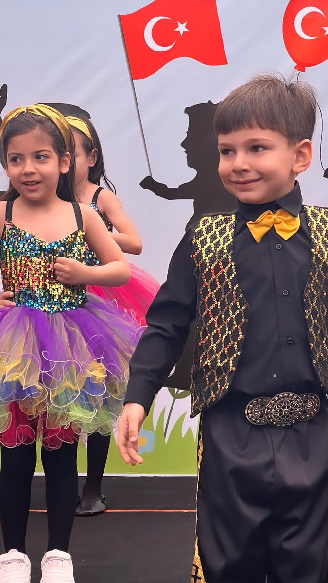 oznurbayraktarr's tweet image. Bütün yavruların bayramı kutlu olsun .. Gelecek güzel günleriniz ışıklarla dolsun ☀️
#23NisanUlusalEgemenlikVeCocukBayrami 🌟🌟 #canımoğlum