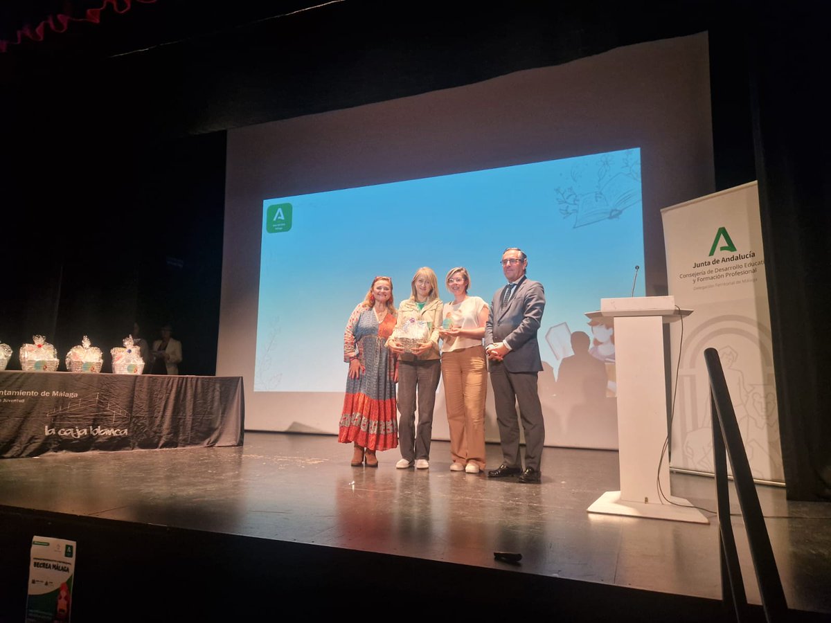 educacionmlg's tweet photo. @Miguel_Briones_ y la jefa de Ordenación, Aurora Díaz, celebran el #DiaDelLibro entregando los galardones de los XV Premios Paraíso de @RedBECREA . Ocho centros de la provincia reconocidos por su fomento de la lectura. ¡Enhorabuena! https://t.co/ApfSpHXpgS
