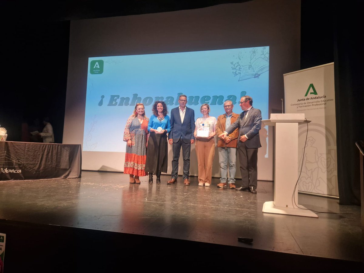 educacionmlg's tweet photo. @Miguel_Briones_ y la jefa de Ordenación, Aurora Díaz, celebran el #DiaDelLibro entregando los galardones de los XV Premios Paraíso de @RedBECREA . Ocho centros de la provincia reconocidos por su fomento de la lectura. ¡Enhorabuena! https://t.co/ApfSpHXpgS