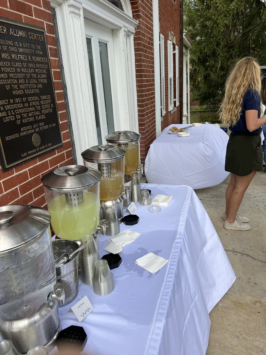 Graduating Seniors ‼️ Stop by Konneker Alumni Center between 11-2 to get some exclusive senior goodies! We have a ball-pit dunk tank, snacks, and refreshments as well!
Bring us a canned good and get a free Forever Alumni t-shirt! 💚🤍