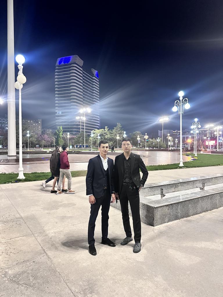 Temurbek007's tweet photo. Xalqlar doʻstligi sanʼat saroyida boʻlib oʻtgan konsertdan keyin!
Talabalik davridan shunday lahzalar esda qoladida 😊 https://t.co/KDeqEDqrJI