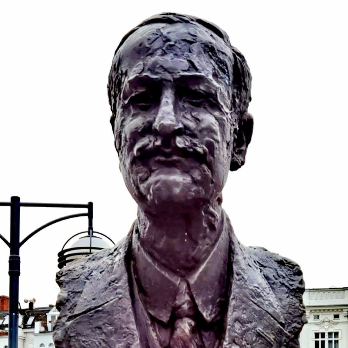 Stift_und_Bogen's tweet photo. ✍️ "Ein Heer von braunen Ratten frisst im Land."

Albrecht #Haushofer (* 1903, † 1945), Professor für Geographie und Schriftsteller, unter dem Naziterror im Widerstand, wurde am 23. April 1945 von der SS ermordet. #otd

Büste in der "Straße der Erinnerung", Moabit, #Berlin. https://t.co/xHyfGVfg3A