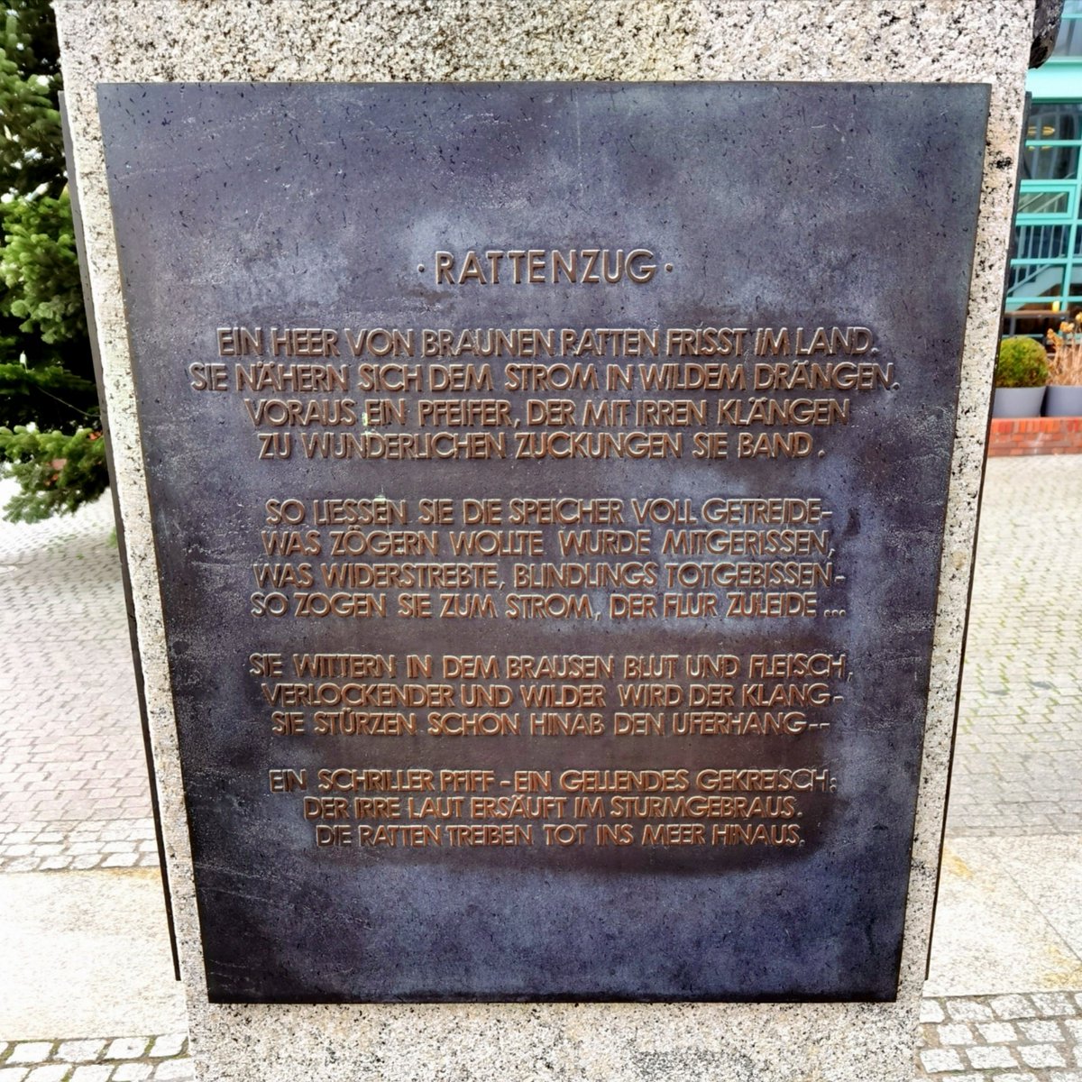 Stift_und_Bogen's tweet photo. ✍️ "Ein Heer von braunen Ratten frisst im Land."

Albrecht #Haushofer (* 1903, † 1945), Professor für Geographie und Schriftsteller, unter dem Naziterror im Widerstand, wurde am 23. April 1945 von der SS ermordet. #otd

Büste in der "Straße der Erinnerung", Moabit, #Berlin. https://t.co/xHyfGVfg3A