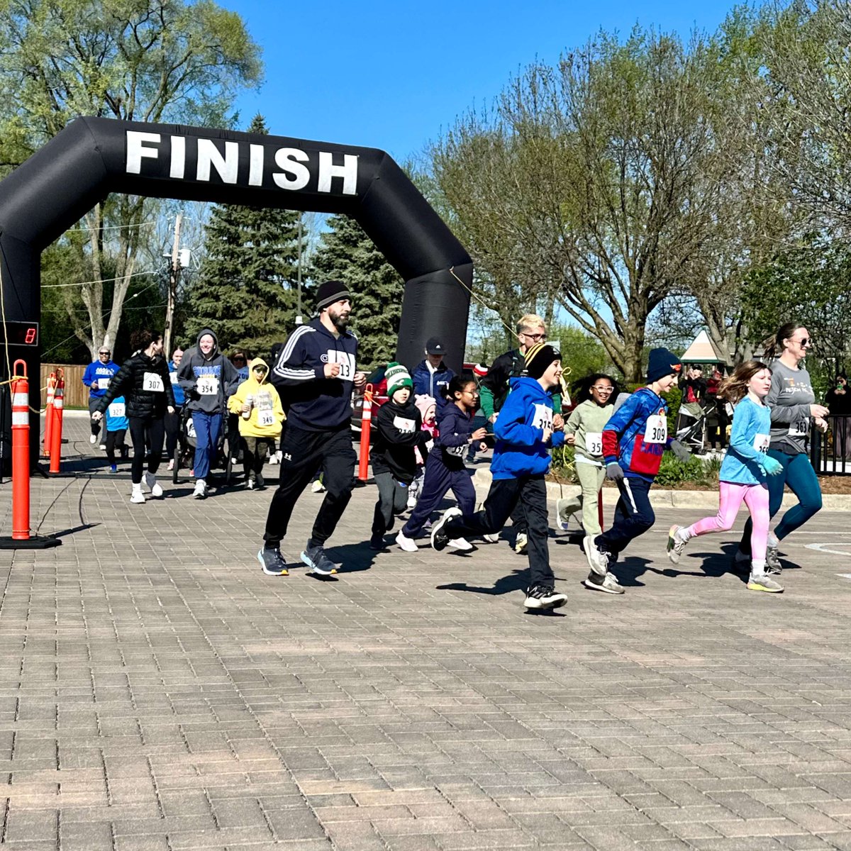 Thank you to all who came out to support the D105 Dash this weekend! We are so proud of all our runners, and so grateful to the amazing volunteers and sponsors who made this beautiful Sunday morning run possible! #d105difference