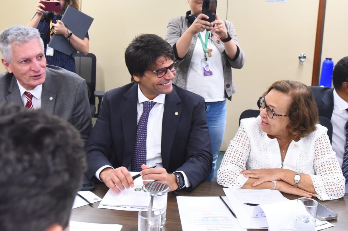 psdcamara's tweet photo. #TimePSD na reunião de líderes da base. O líder Antonio Brito e os deputados @pedropaulo e @luizgastaoce participaram da reunião de líderes da base que discutiu as prioridades da pauta da Câmara, como a manutenção dos benefícios ao setor de eventos e turismo, o Perse (PL 1026/24) https://t.co/QoVZnLgPaO