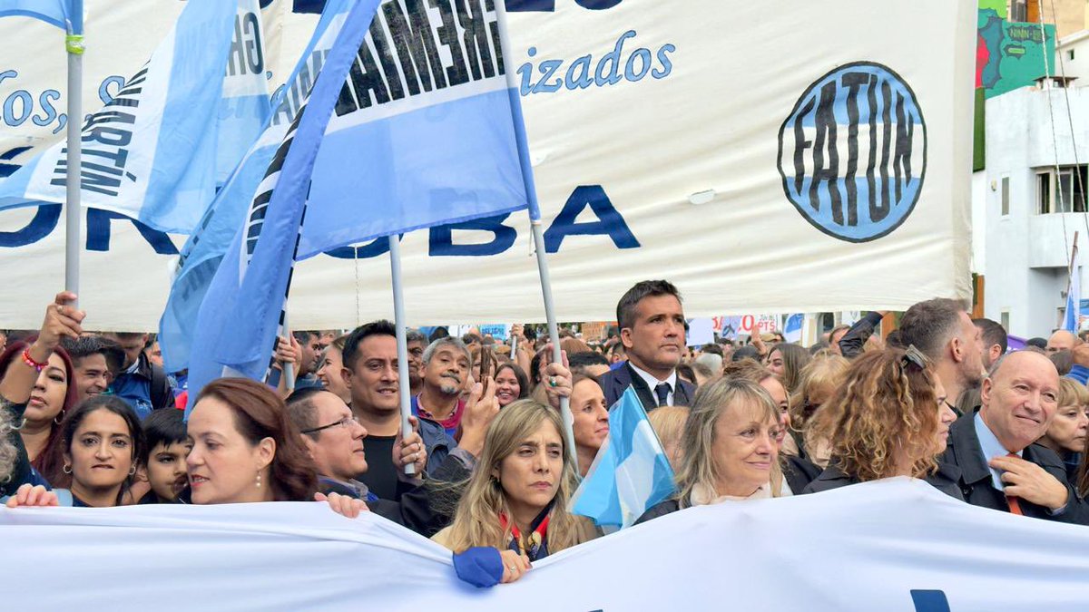 FacuTorresLima's tweet photo. Hoy las banderas políticas quedan a un lado y marchamos unidos manifestando nuestro apoyo inclaudicable a la educación de calidad, pública y gratuita sosteniendo que no puede ser un privilegio para algunos.

#23ATodosALasCalles https://t.co/rirT0WRXB0