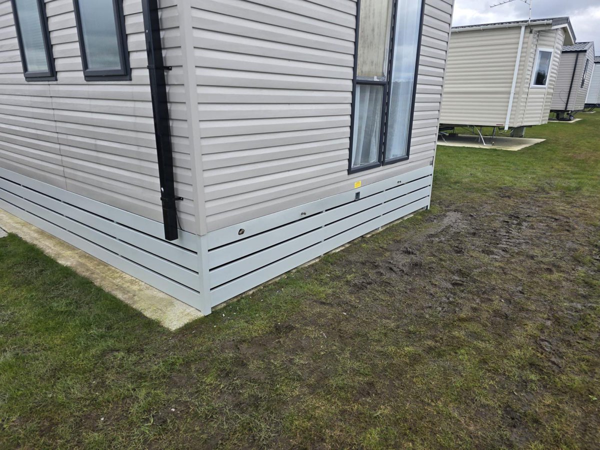 Check out our recent installation at @ParkHolidaysUK Bowland Fell Holiday Park in Yorkshire. This is featuring our brand new colour balustrades and skirting - Painswick Grey - which looks fantastic!

To find out more please get in touch with the team here: ow.ly/Ez3b50RlyPU