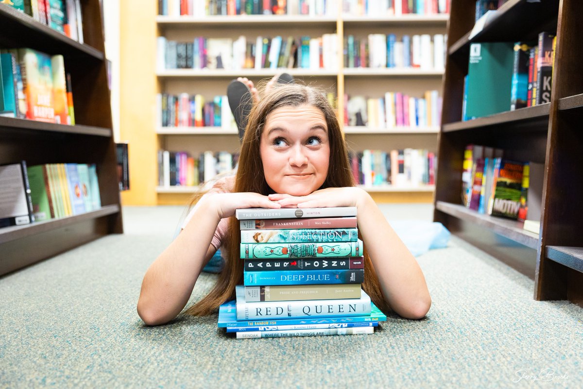 Happy #worldbookday! Celebrate by turning off your device and curling up with a good book. #azphotographer #chandlerphotographer #seniorphotographer #seniorphotos #familyphotographer #arizona #readmore #books #seniorportraits