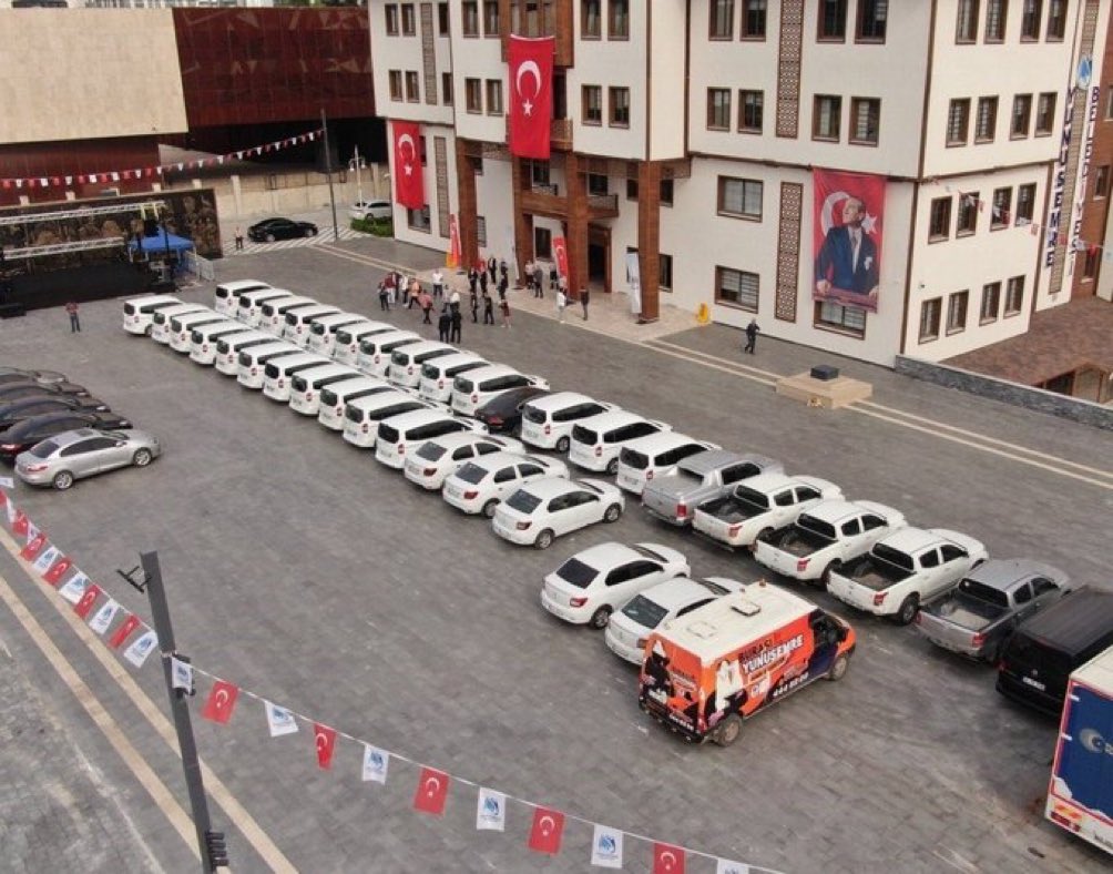Seçimlerde CHP'ye geçen Manisa Yunusemre Belediyesi, yandaşlara tahsis edilen,Akaryakıt ve kiralama ücretlerini bile belediyenin ödediği 48 aracı sergiliyor… Tüyü bitmemiş yetimin hakkını nasıl yemişler ama.?