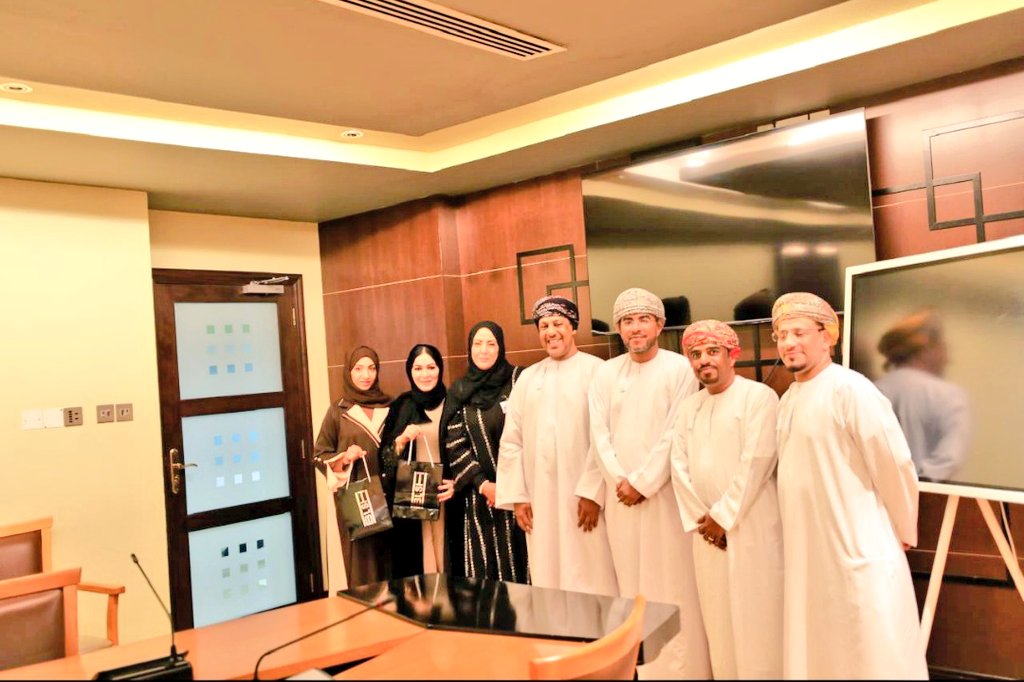 dghs_muscat's tweet photo. اللجنة الإعلامية بصحية مسقط تكرم الفائزين في المسابقة الرمضانية.

تم تكريم صباح اليوم "الثلاثاء " الفائزين في المسابقة الرمضانية التي نظمتها المديرية العامة للخدمات الصحية لمحافظة مسقط خلال شهر رمضان في حساب المديرية على منصة "إنستجرام"وتتضمن المسابقة أسئلة لمعلومات صحية بهدف نشر وتأكيد المعلومة الصحية الصحيحة إضافة إلى زيادة المتابعين والتفاعل مع المنشورات التوعوية والفعاليات الصحية التي تقيمها المديرية لرفع الوعي الصحي للمجتمع .
قام بتسليم الجوائز محفوظ بن مسلم الأبروي – رئيس قسم العلاقات العامة لخدمات المرضى والمراجعين ورئي�� اللجنة الإعلامية بالمديرية وبحضور عدد من أعضاء اللجنة الإعلامية وأقيم التكريم في قاعة مسقط بمبنى المديرية وقد عبروا الفائزين عن سعادتهم وشكروا القائمين على هذه المسابقة مطالبين إستمرارها خلال العام القادم .
الجدير بالذكر بأن اللجنة الإعلامية بالمديرية قد عرضت في شهر رمضان خلال هذا العام خطتها البرامجية التوعوية للمتابعين لحساب المديرية في منصات التواصل الإجتماعي المختلفة مواضيع متنوعة تتمثل ��ي نشر رسائل يومية بعنوان "ومضات رمضانية " وهي عبارة عن نصائح صحية للصائم ورسالة يومية "من مثقفة صحية" عبارة عن معلومات صحية عامة ومسابقة تثقيفية حول المعلومات الصحية في منصة "انستجرام ستوري" وتقام أسبوعيا بواقع مرتين وكذلك نشر فيديوهات متنوعة تصويرية توعوية مع مختصين من الفئات الطبية والطبية المساعدة يتحدثون عن بعض الأمراض وتقديم نصائح صحية علاوة على تقديم برنامج على الهواء كل أربعاء في منصة "إنستجرام" الساعة التاسعة والنصف مساءاً بعنوان رمضان في صحة الأبدان الجزء الثالث إضافة إلى نشر مقطع مرئي كل يوم أحد لسلسلة التوعوية حول الإسعافات الأولية والإنعاش القلبي الرئوي .
وقد لاقت تلك البرامج تفاعلا كبيرا ومتابعة من قبل أفراد المجتمع .

كتبه /محفوظ الأبروي 
تصوير/طلال الحضرمي 
#صحية_مسقط 
#صحة_رائدة_مستدامة_للجميع