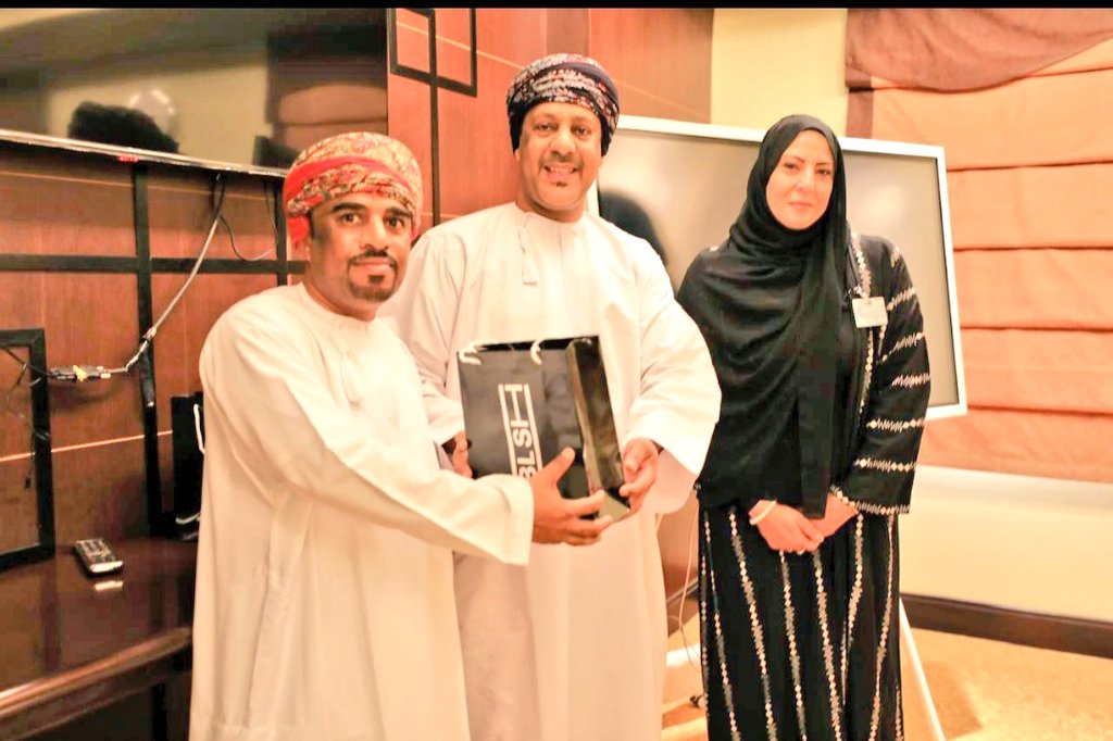 dghs_muscat's tweet photo. اللجنة الإعلامية بصحية مسقط تكرم الفائزين في المسابقة الرمضانية.

تم تكريم صباح اليوم "الثلاثاء " الفائزين في المسابقة الرمضانية التي نظمتها المديرية العامة للخدمات الصحية لمحافظة مسقط خلال شهر رمضان في حساب المديرية على منصة "إنستجرام"وتتضمن المسابقة أسئلة لمعلومات صحية بهدف نشر وتأكيد المعلومة الصحية الصحيحة إضافة إلى زيادة المتابعين والتفاعل مع المنشورات التوعوية والفعاليات الصحية التي تقيمها المديرية لرفع الوعي الصحي للمجتمع .
قام بتسليم الجوائز محفوظ بن مسلم الأبروي – رئيس قسم العلاقات العامة لخدمات المرضى والمراجعين ورئي�� اللجنة الإعلامية بالمديرية وبحضور عدد من أعضاء اللجنة الإعلامية وأقيم التكريم في قاعة مسقط بمبنى المديرية وقد عبروا الفائزين عن سعادتهم وشكروا القائمين على هذه المسابقة مطالبين إستمرارها خلال العام القادم .
الجدير بالذكر بأن اللجنة الإعلامية بالمديرية قد عرضت في شهر رمضان خلال هذا العام خطتها البرامجية التوعوية للمتابعين لحساب المديرية في منصات التواصل الإجتماعي المختلفة مواضيع متنوعة تتمثل ��ي نشر رسائل يومية بعنوان "ومضات رمضانية " وهي عبارة عن نصائح صحية للصائم ورسالة يومية "من مثقفة صحية" عبارة عن معلومات صحية عامة ومسابقة تثقيفية حول المعلومات الصحية في منصة "انستجرام ستوري" وتقام أسبوعيا بواقع مرتين وكذلك نشر فيديوهات متنوعة تصويرية توعوية مع مختصين من الفئات الطبية والطبية المساعدة يتحدثون عن بعض الأمراض وتقديم نصائح صحية علاوة على تقديم برنامج على الهواء كل أربعاء في منصة "إنستجرام" الساعة التاسعة والنصف مساءاً بعنوان رمضان في صحة الأبدان الجزء الثالث إضافة إلى نشر مقطع مرئي كل يوم أحد لسلسلة التوعوية حول الإسعافات الأولية والإنعاش القلبي الرئوي .
وقد لاقت تلك البرامج تفاعلا كبيرا ومتابعة من قبل أفراد المجتمع .

كتبه /محفوظ الأبروي 
تصوير/طلال الحضرمي 
#صحية_مسقط 
#صحة_رائدة_مستدامة_للجميع