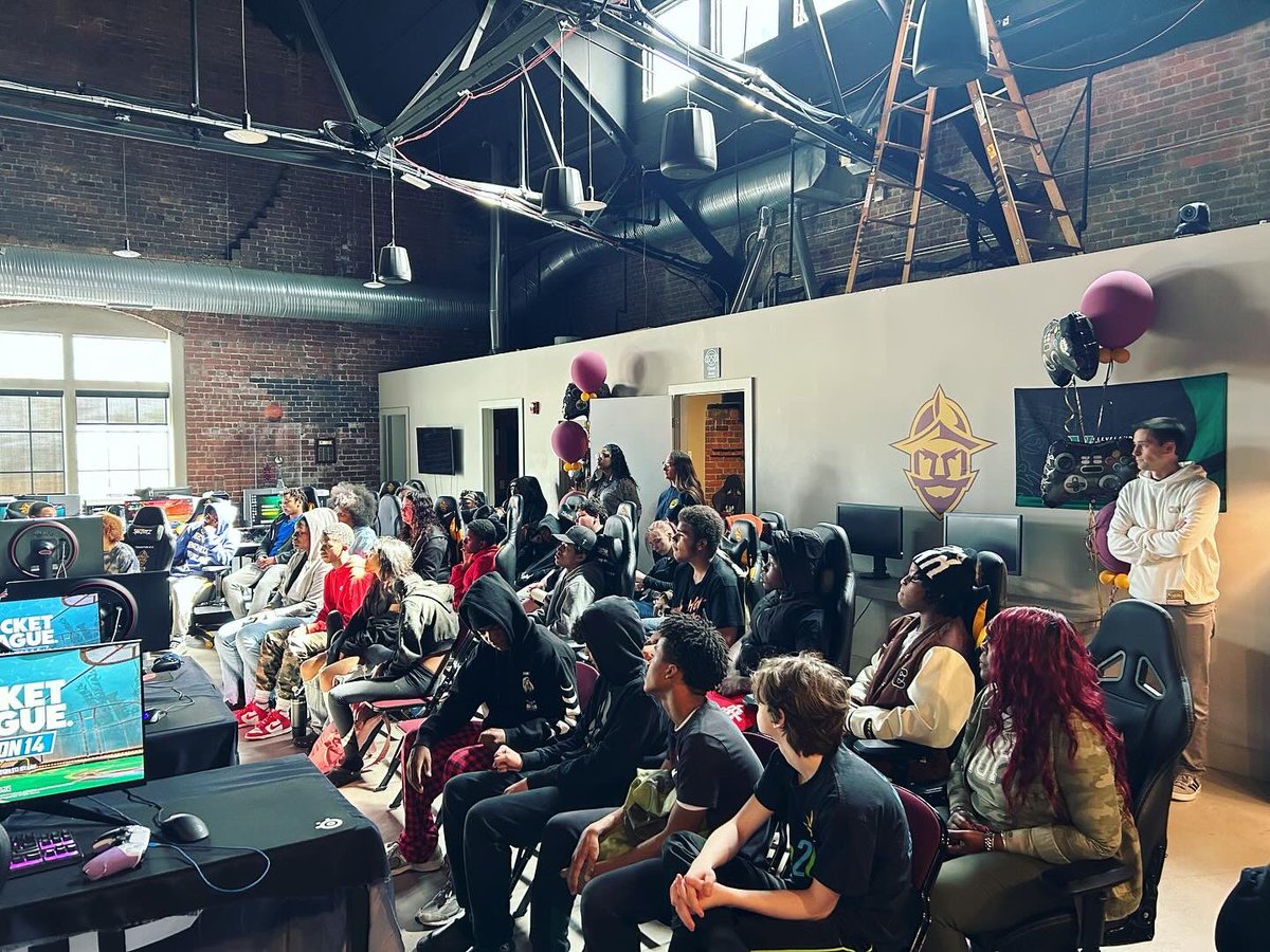 CavsLegionGC's tweet photo. We had a chance to host @OrchardSTEM at the Cavs Legion Lair Lit by @tcplighting 🙌 

Our staff members talked about their career paths, the future of esports, and let the students play games. 🎮 https://t.co/mmbIAkTIJo