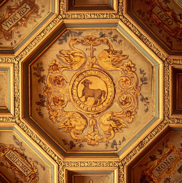 Did you know that 'Mihi et Mea' ('For me & mine') was one of Anne Boleyn's mottoes? It can be spotted on the heraldic ceiling of the Chapel Royal in St James’s Palace dating to c. 1539-40.

@ Michael Freeman Photography.