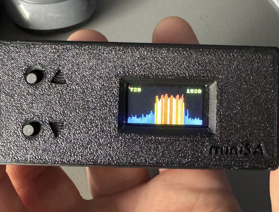 A Ukrainian company has produced a little device that combat units can use to see if their EW jammers are working (green) or not (red). For the advanced, there is a basic frequency analyzer.