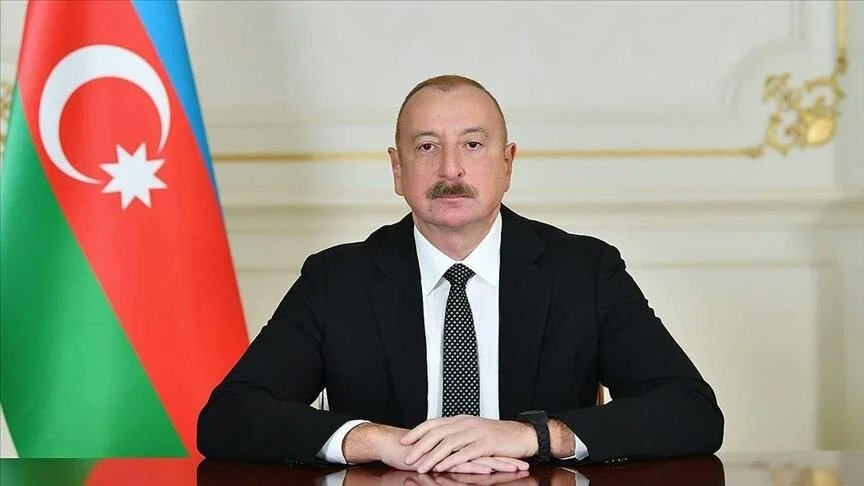 Aliyev: Fransa, Hindistan ve Yunanistan Ermenistan'ı bize karşı silahlandırıyor Azerbaycan Cumhurbaşkanı İlham Aliyev, Fransa, Hindistan ve Yunanistan'ın, Ermenistan'ı Azerbaycan'a karşı silahlandırdığını belirtti.