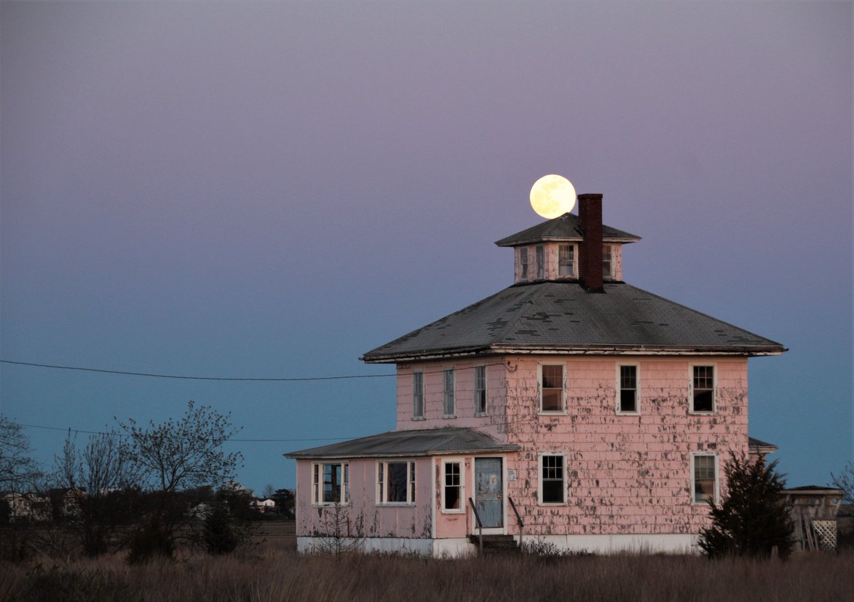 Full Pink Moon rising over me tonight at 7:35 pm!

Just sayin'  

#PinkHouse #Icon #Newbury #EssexCounty #Newburyport #FullMoon #PinkMoon #photography #Photographers 

PC: Sandy Tilton