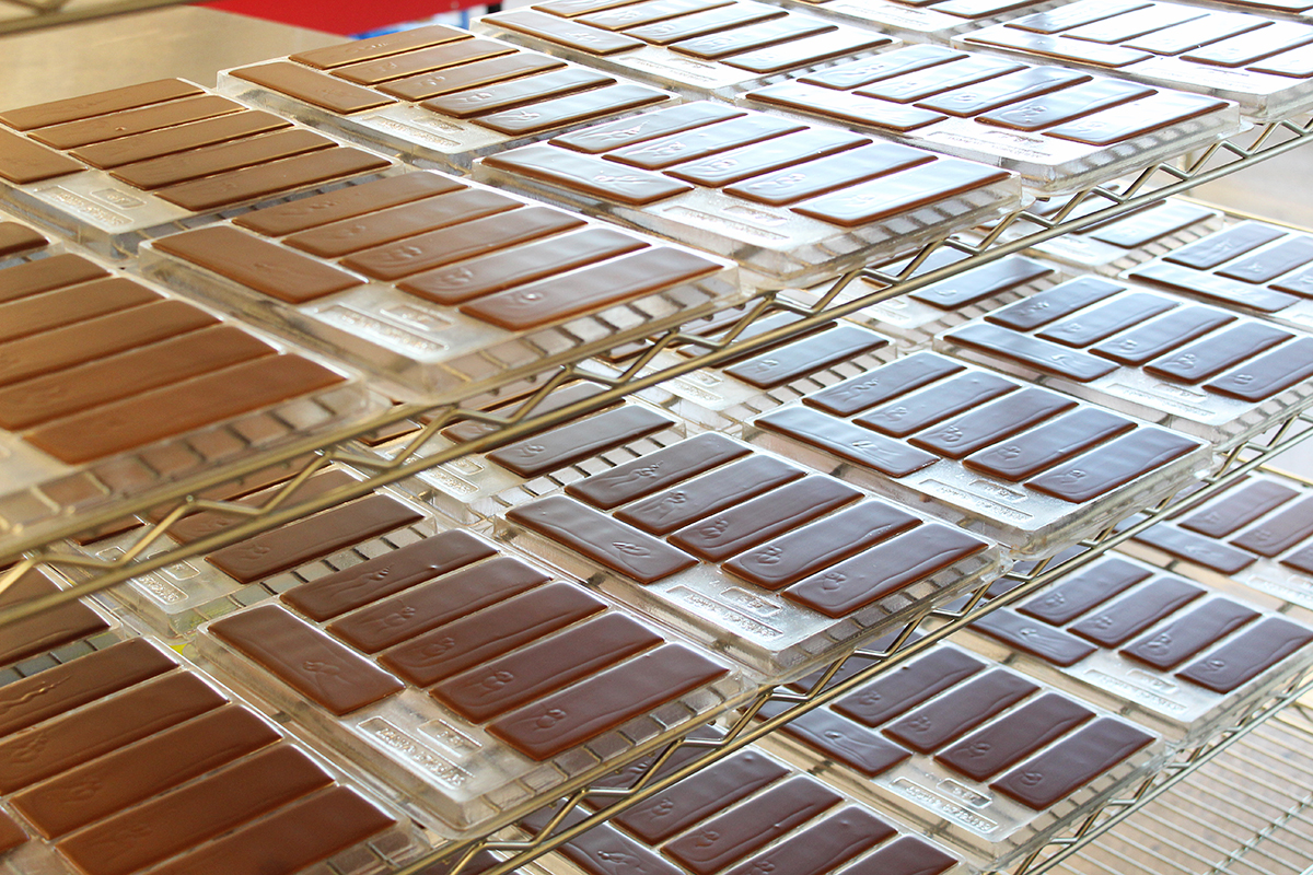 Freshly made dark chocolate bars! 🤩🍫 Each bar is perfectly tempered and hand-poured by our talented chocolatiers. Made in our #nutfree facility, these bars are 100% safe for those with nut allergies. Shop nut free chocolate bars: ow.ly/o4LB50Rf3zr