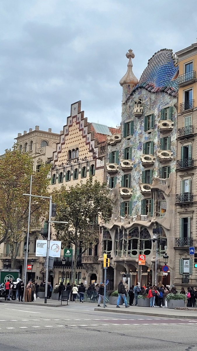 @john_wickes9 @ITVCharlieP @BBCBristol @TravelSomerset @VisitSomerset @bbcsomerset @PanoPhotos @SomersetLife I've looked at it and it's wonderful. Thank you very much for the information. You are very welcome and thank you so much for being there. 😘🙏🙏💙🌺
Two wonderful modernist houses in the center of Barcelona