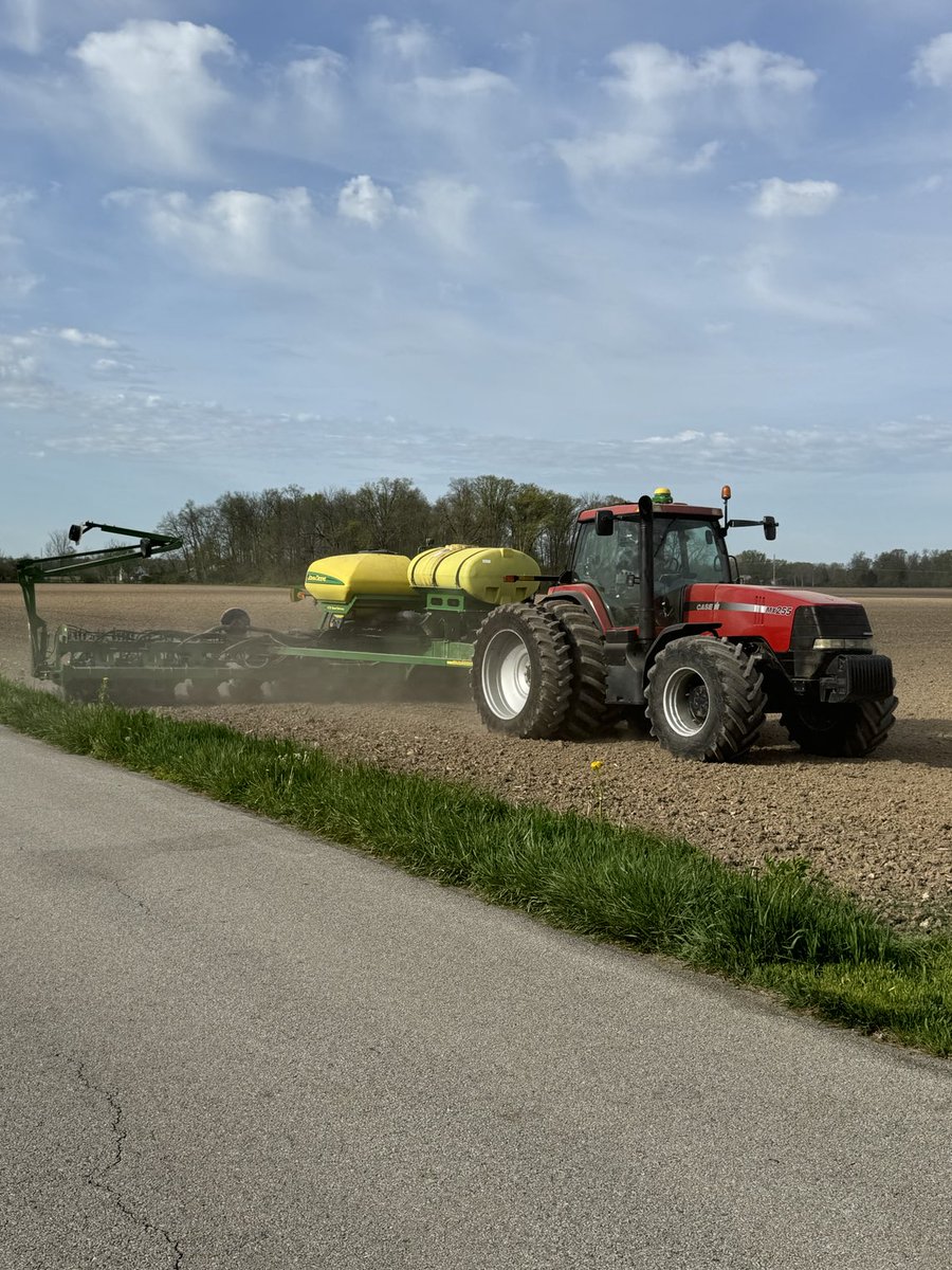 Getting going in Southern Ohio, giving these Dyna-Gro beans every chance, Maritime, Blackmax 22 and Accomplish LM in the row and Awaken Flowboost in the seed hopper!  #plant24 ⁦<a href="/DynaGroSeed/">Dyna-Gro Seed</a>⁩⁦ <a href="/growloveland/">Loveland Products</a>⁩ ⁦<a href="/NutrienAgRetail/">Nutrien Ag Solutions</a>⁩ ⁦<a href="/NutrienEast/">Nutrien Ag Solutions-East</a>⁩ ⁦⁦⁩