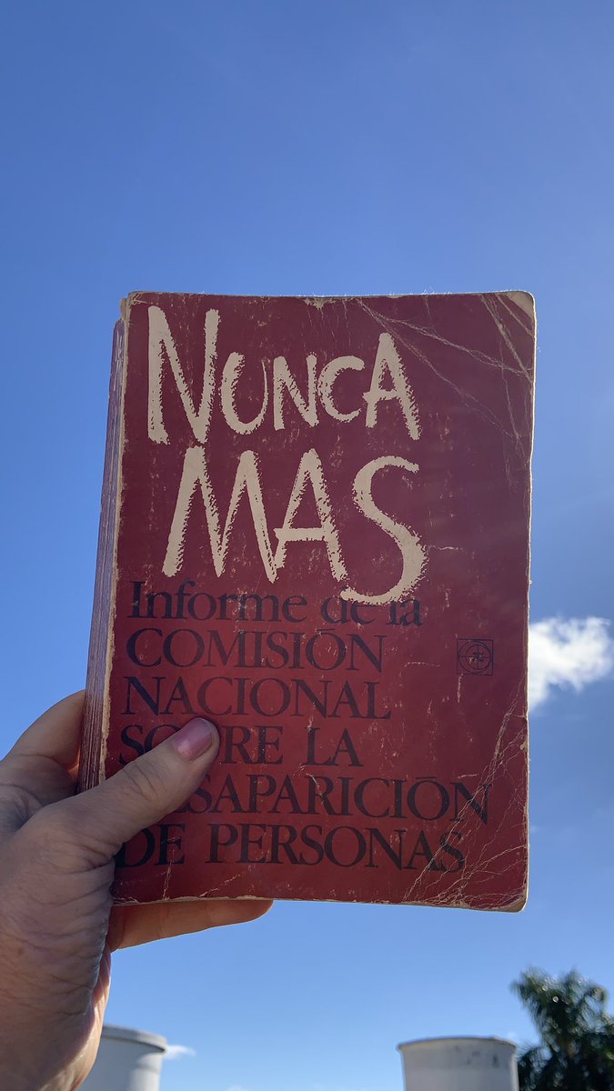 Marcho por la educación pública y gratuita, que ha sido el motivo de mi vida. Por la cultura y en contra de la desfinanciación del INCAA y los institutos culturales. Con un libro en alto, sosteniendo también la memoria la verdad y la justicia 🙌🏽
#YoMarcho #EducacionPublica