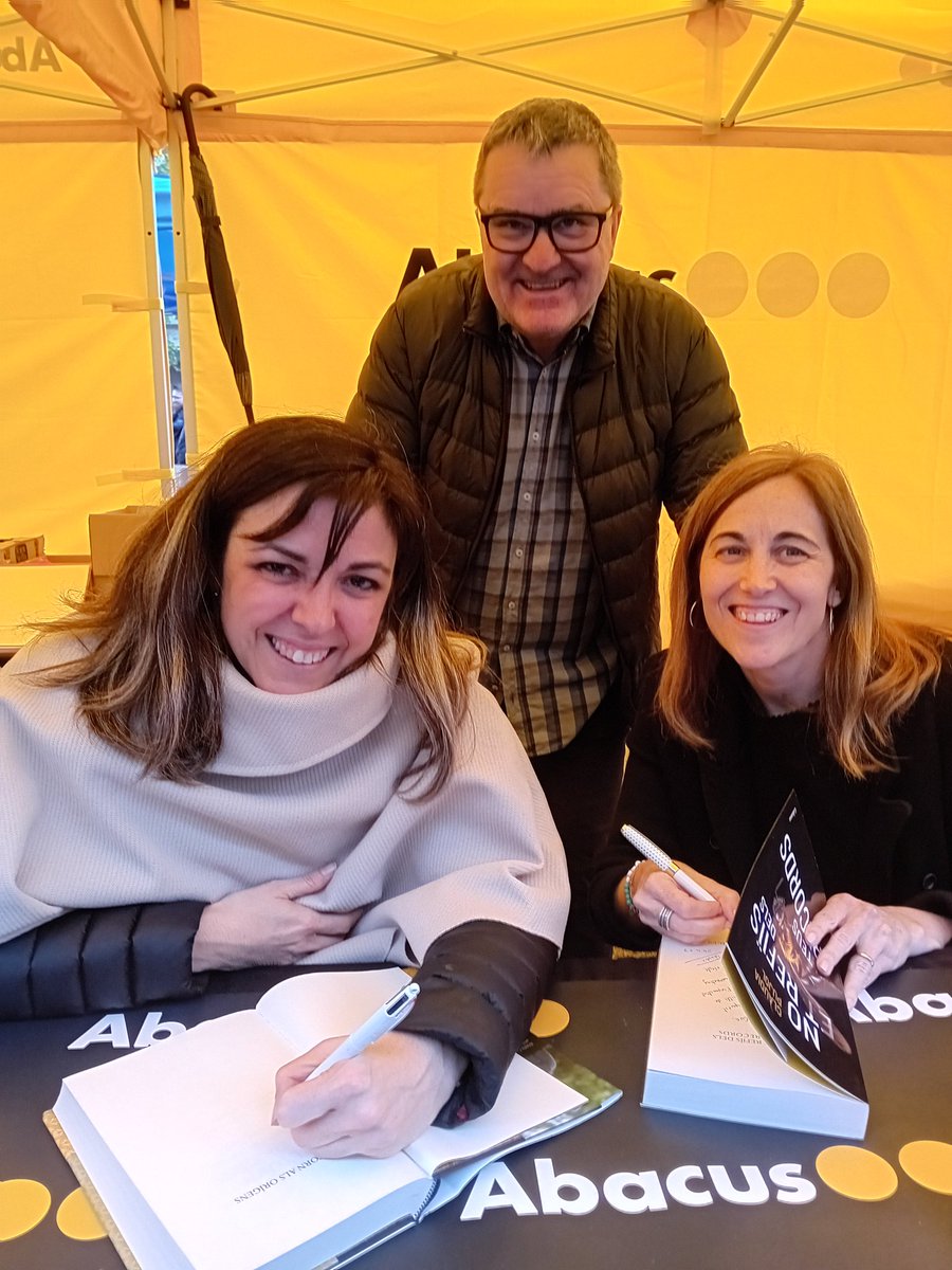 <a href="/abacus_botigues/">Abacus Botigues</a> 12) Acabo d'arribar a la parada d'<a href="/abacus_botigues/">Abacus Botigues</a> a Passeig de Gràcia amb Provença i m'he trobat a aquestes dos 'desconegudes' signant sense aturador. #SantJordi2024