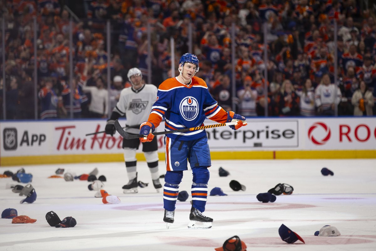 Zach Hyman is the 6th player in #LetsGoOilers history to score a hat trick in Game 1 of a playoff series, joining: Leon Draisaitl, Glenn Anderson, Jari Kurri, Mark Messier & Wayne Gretzky