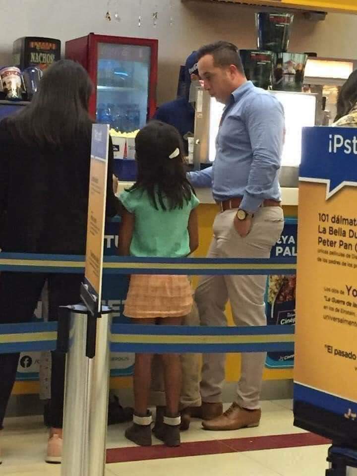 UnaDemonia's tweet photo. En el Cinépolis de #Silao, la seguridad de la plaza quería sacar a estos niños en condiciones de calle.

El gerente (el muchacho de la camisa azul) se dio cuenta de eso y les invitó palomitas, refrescos y entradas, para que pudieran disfrutar de una función infantil. https://t.co/jEZF0ZGYCE