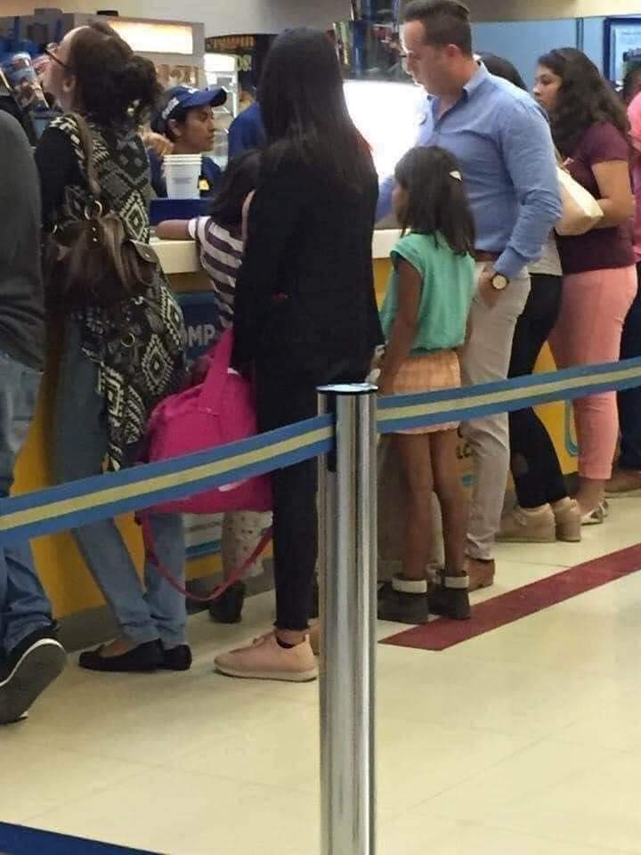 UnaDemonia's tweet photo. En el Cinépolis de #Silao, la seguridad de la plaza quería sacar a estos niños en condiciones de calle.

El gerente (el muchacho de la camisa azul) se dio cuenta de eso y les invitó palomitas, refrescos y entradas, para que pudieran disfrutar de una función infantil. https://t.co/jEZF0ZGYCE