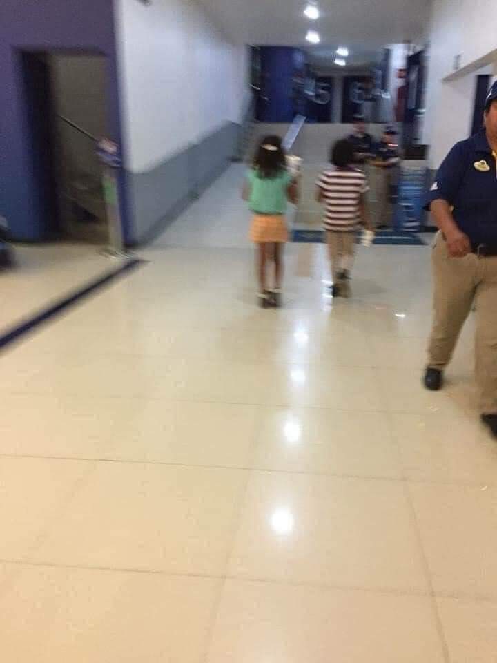 UnaDemonia's tweet photo. En el Cinépolis de #Silao, la seguridad de la plaza quería sacar a estos niños en condiciones de calle.

El gerente (el muchacho de la camisa azul) se dio cuenta de eso y les invitó palomitas, refrescos y entradas, para que pudieran disfrutar de una función infantil. https://t.co/jEZF0ZGYCE