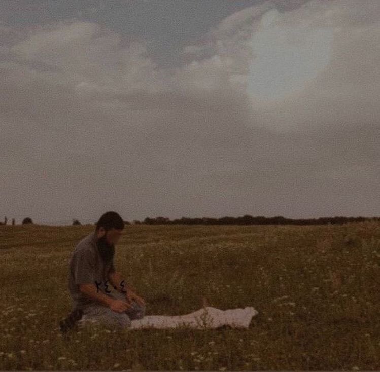 qalbasswad's tweet image. Le véritable repos de l'âme se trouve auprès d'Allah.
Et Son Amour est le remède des cœurs brisés.