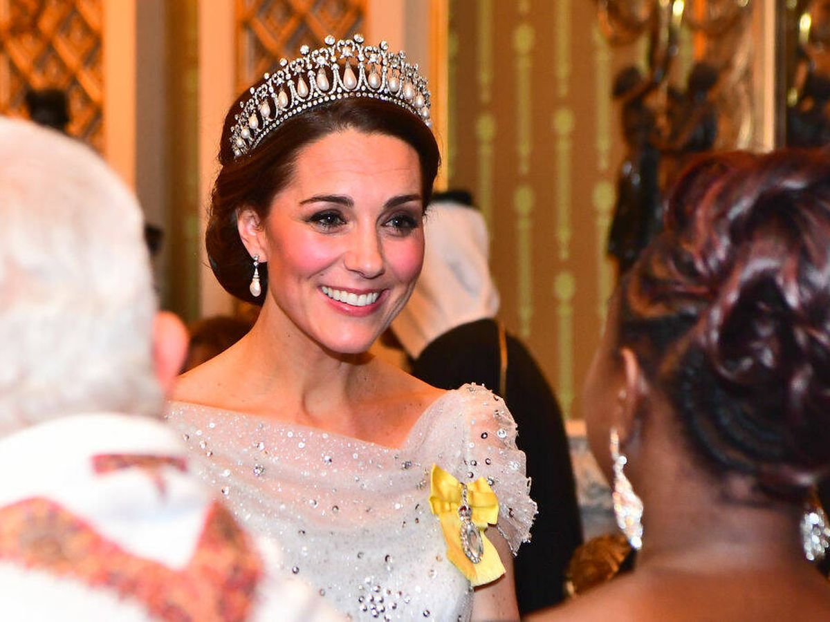 El rey Carlos III ha distinguido a Kate Middleton, la princesa de Gales, con la Orden de los Compañeros de Honor. Kate se convierte en la primera persona de la realeza en formar parte de ella. vanitatis.elconfidencial.com/casas-reales/2…