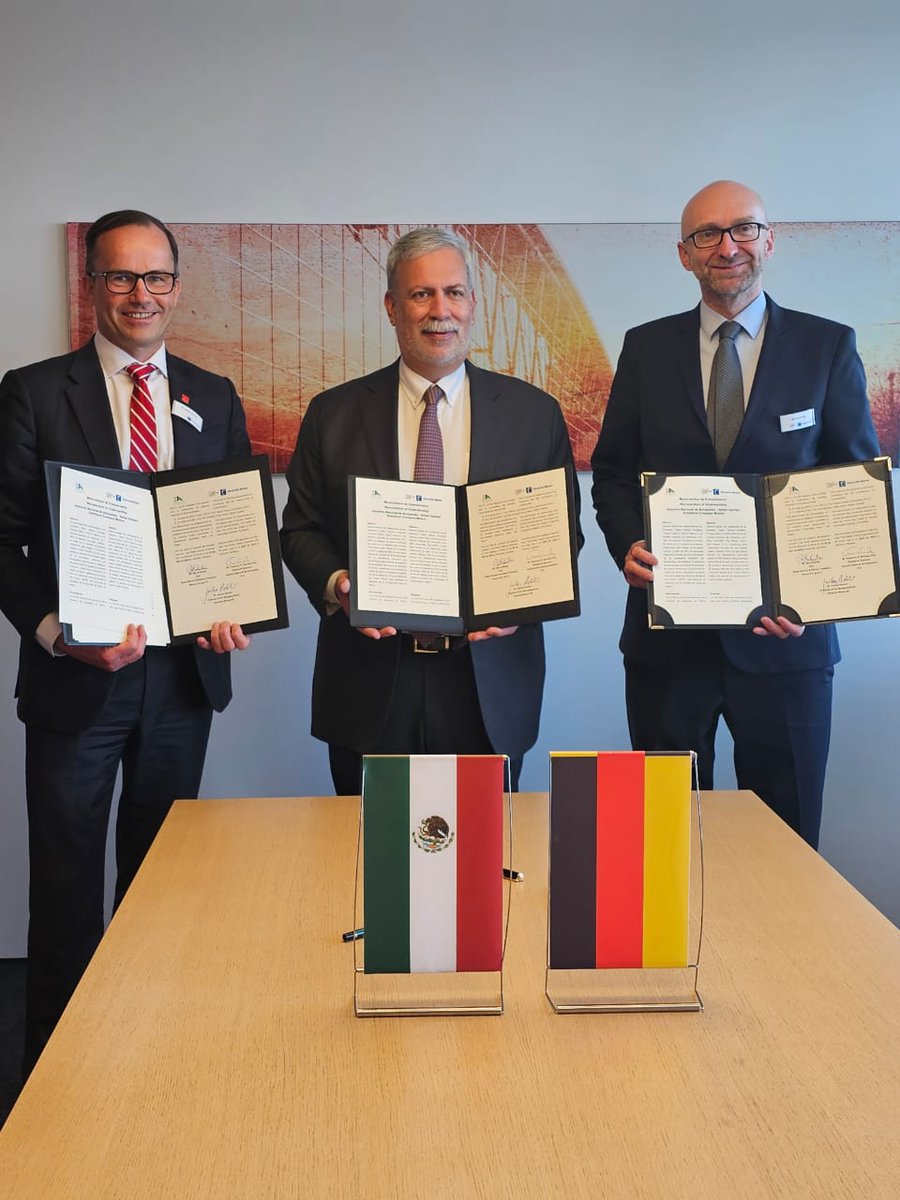 EmbaMexAle's tweet photo. 🇲🇽⚙️🇩🇪 
Der 2. Tag der @hannover_messe stand ganz im Zeichen der Stärkung der Mobilität der Zukunft und welche Rolle Mexiko hierbei einnimmt! 
Dr. Jochen Köckler, der Vorstandsvorsitzende der Deutschen Messe AG, Francisco González, der Geschäftsführende Präsident von Industria Nacional de Autopartes @inaoficialmx, und Bernd Rohde, der Generaldirektor der Deutsch-Italienischen Messegesellschaft in Mexiko, unterzeichneten ein Memorandum of Understanding, um die aktive Beteiligung strategischer Partner bei der diesjährigen Auflage der Messe „Americas’ Mobility of the Future“ zu fördern.
Darüber hinaus soll bis 2025 eine neue Plattform zur Stärkung der Automobilzulieferindustrie in Nordamerika geschaffen werden, um den #Nearshoring-Trend zu nutzen.
#HM24 #AMOF #AmericasMobilityoftheFuture #INA #Mobilität #IntelligenteStädte