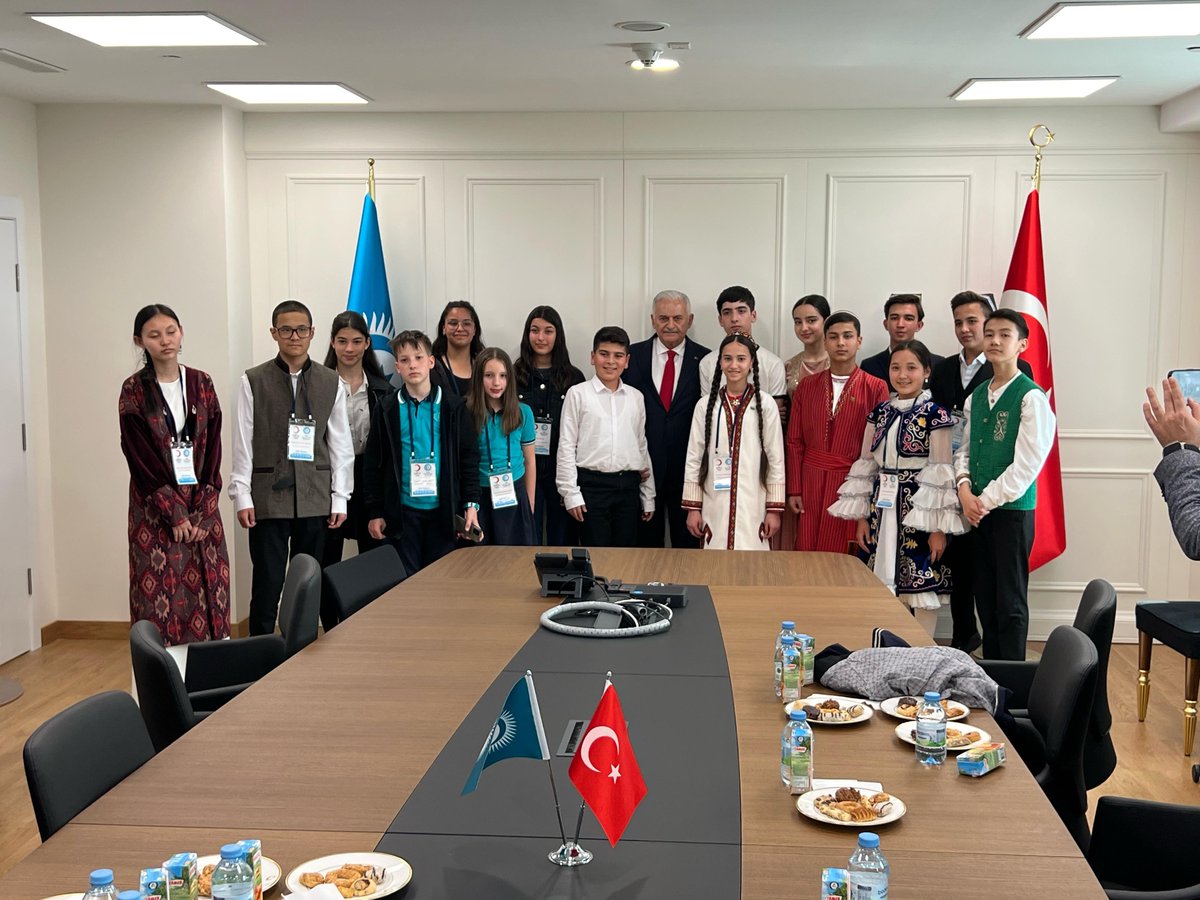 Son Başbakanımız ve Türk Devletleri Teşkilatı Aksakallar Heyeti Başkanımız @BY, #TürkDünyası23NisanBuluşması projesi kapsamında ülkemize gelen çocuklarımızla TDT Aksakallar Heyeti Başkanlığı Ofisi'nde bir araya geldi.