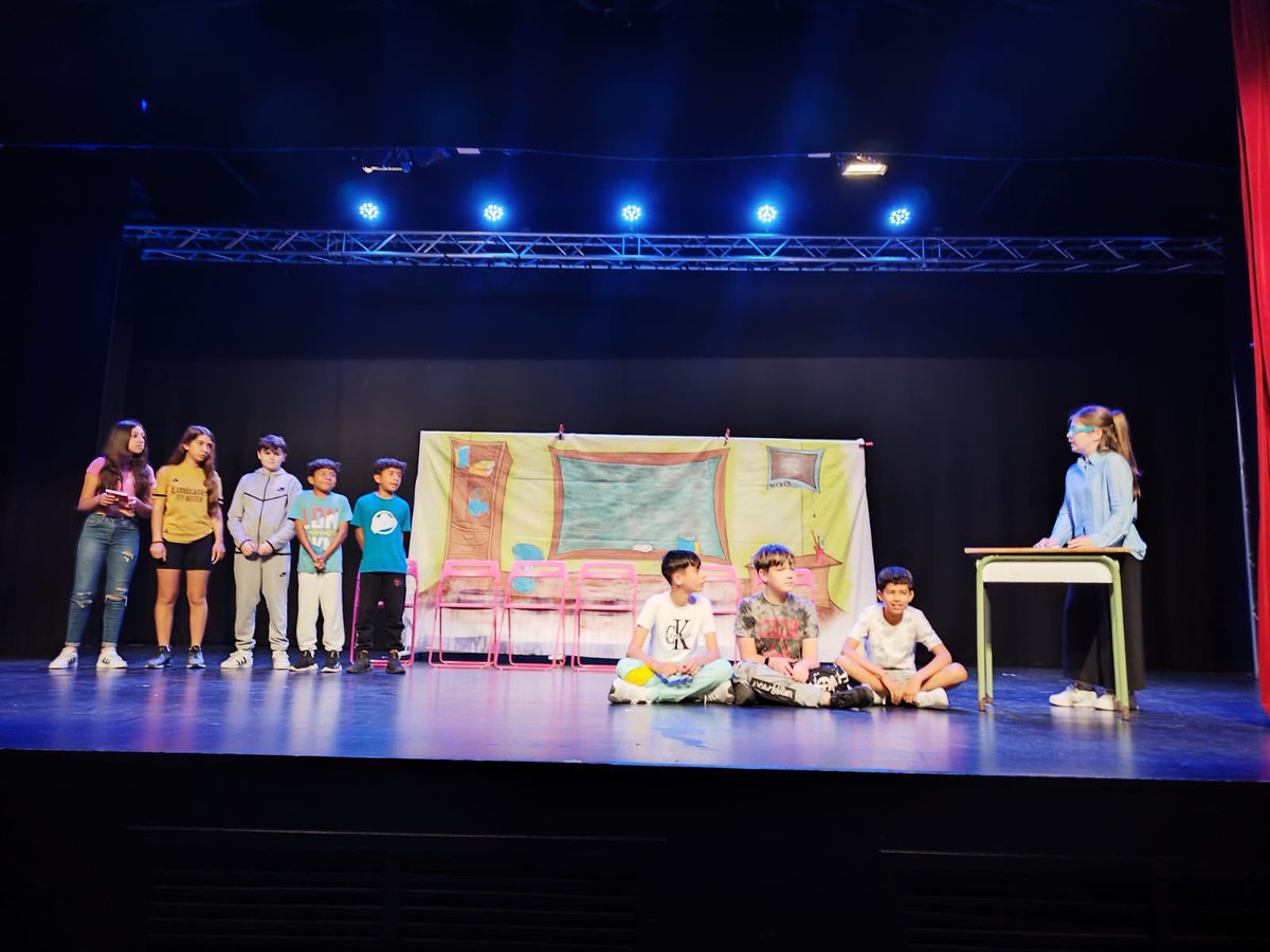 coleAl_Andalus's tweet photo. Arrancamos la VI Semana Cultural y de Animación lectora con el estreno de la obra de La foto de los diez mil me gusta de @Nando_Lopez_ ¡Bravo! Y un ole 🙌🏻 para nuestro alumnado de 6º de primaria  #DiaDelLibro #SomosTeatroSomosLectura @BBEECADIZ @CEPdeJEREZ https://t.co/EEhvF89WTl