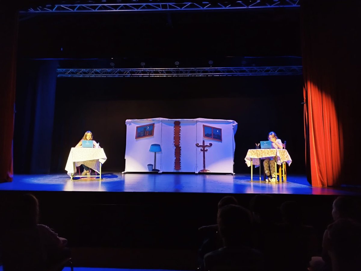 coleAl_Andalus's tweet photo. Arrancamos la VI Semana Cultural y de Animación lectora con el estreno de la obra de La foto de los diez mil me gusta de @Nando_Lopez_ ¡Bravo! Y un ole 🙌🏻 para nuestro alumnado de 6º de primaria  #DiaDelLibro #SomosTeatroSomosLectura @BBEECADIZ @CEPdeJEREZ https://t.co/EEhvF89WTl