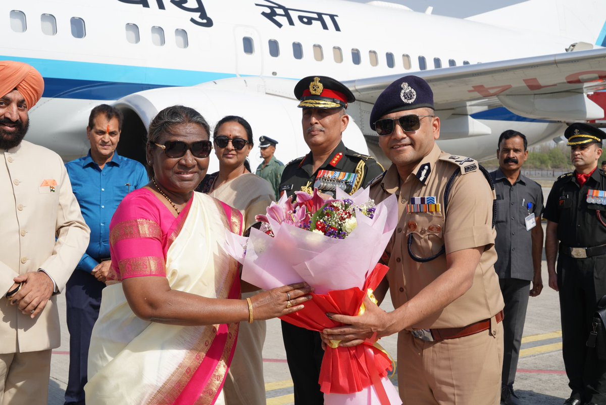 महामहिम राष्ट्रपति जी के देवभूमि उत्तराखंड आगमन पर जाॅलीग्रान्ट एयरपोर्ट पर श्री अभिनव कुमार, DGP Sir ने उनका स्वागत और अभिनंदन किया। @rashtrapatibhvn