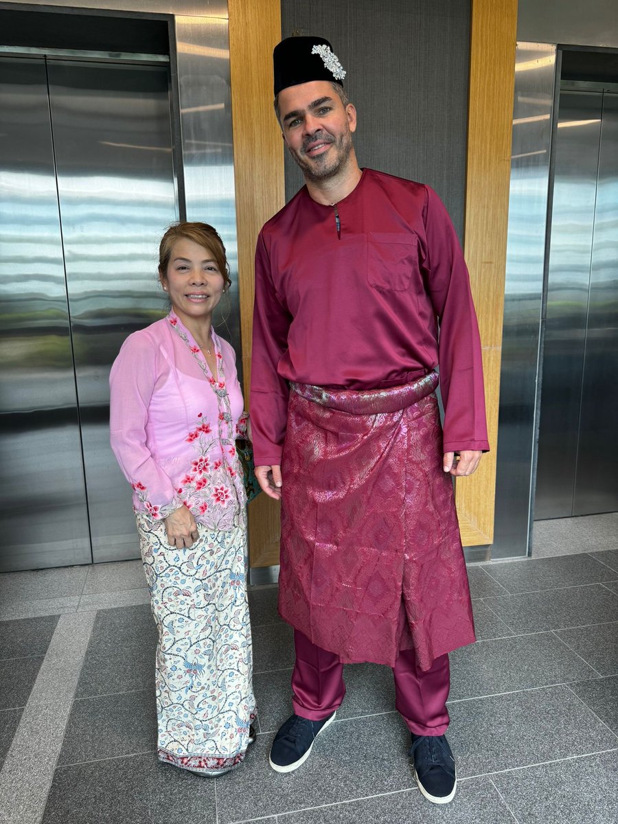 🌟 The KBR team in Singapore embraced the spirit of Eid with vibrant kebayas, baju kurongs, and batiks, celebrating our rich diversity. A delightful buffet brought us together, sharing joy and delicious flavors. Here's to a day filled with happiness and unity! 🍽️✨…