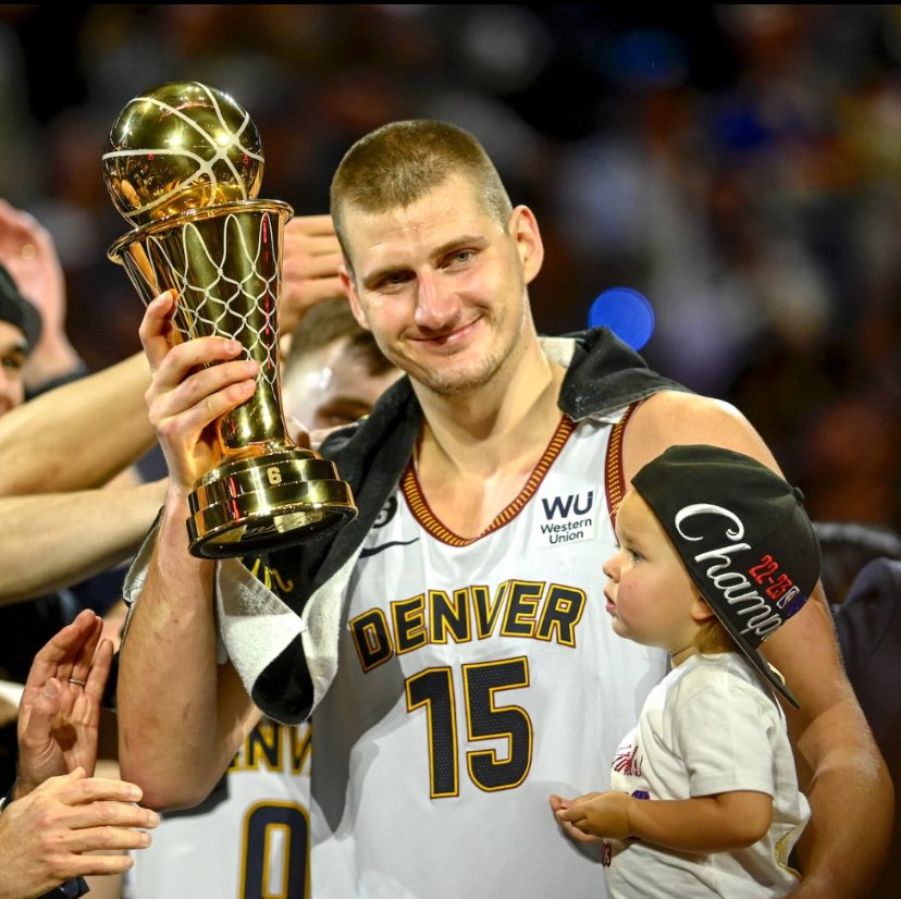 TyronHoops's tweet photo. Hoje, na história da NBA, existem apenas 10 jogadores melhores que Nikola Jokic, e são eles:

Michael Jordan
LeBron James
Shaquille O’Neal
Kaj
Hakeem Olajuwon
Tim Duncan
Stephen Curry
Larry Bird
Kevin Garnett
Magic Jhonson.

Nikola Jokic.

Ele está no altar da história ✨✨ https://t.co/YiNbjZ5VSr