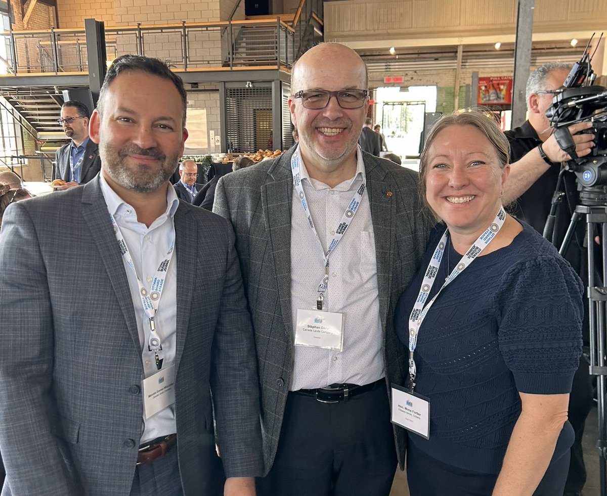 J'ai eu le plaisir de me joindre à @rowemw, Mark Quinlan et Jennifer Garrett au City Building Summit à Ottawa. Merci à la @ottawabot pour cet événement fantastique ! #OttCityBuild #BuildUpDowntownOttawa