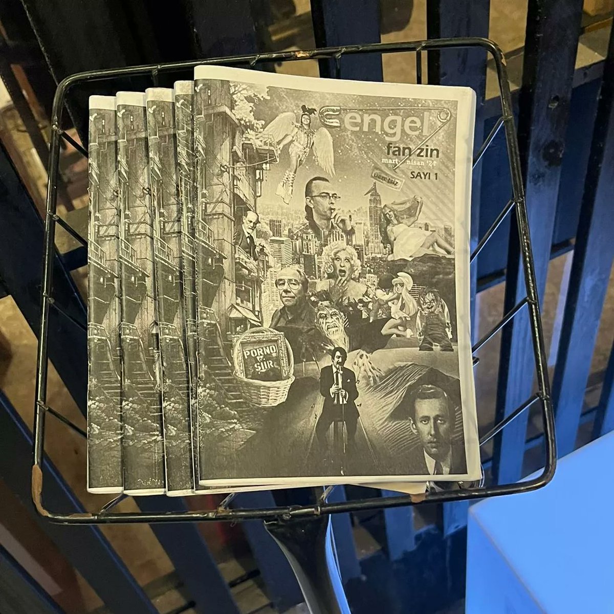 cengelsanat's tweet photo. çengel fanzin sayı #1 için kadıköy- moda @outromusicstore 'a takviye yapıldı. sınırlı sayıda ve ücretsiz edinebilirsiniz. @sub_printed_matter
#subpress #outromusic #outromusicstore
#çengelfanzin #fanzin #zin #fanzinler #türkşiiri #türkedebiyatı #yeraltıedebiyatı #underground https://t.co/XUU2x7JClT