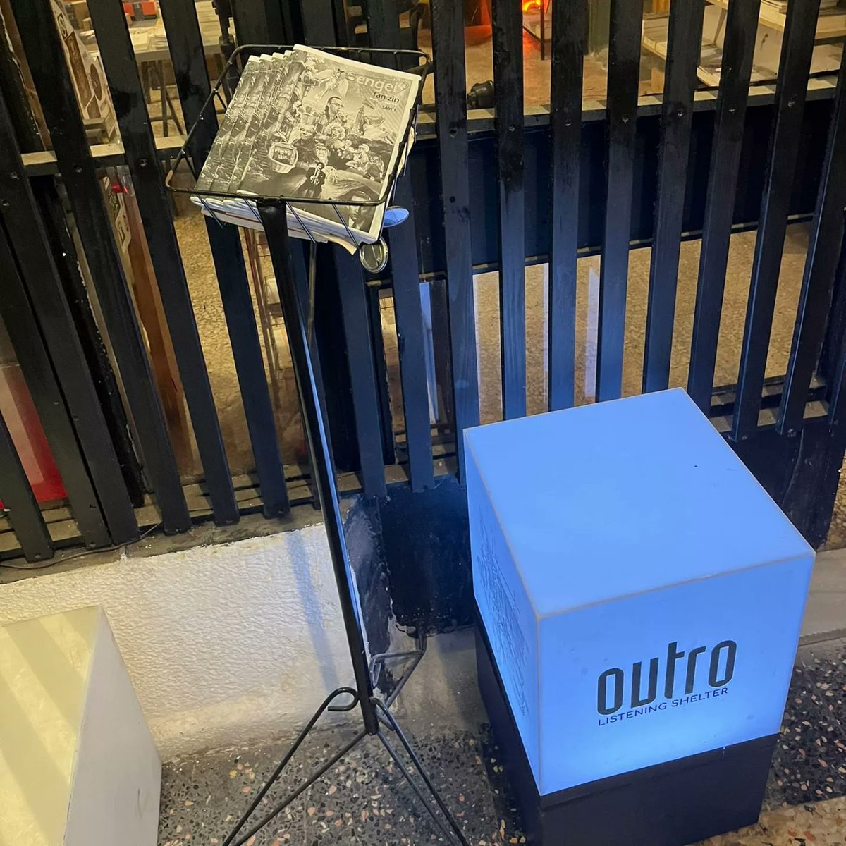cengelsanat's tweet photo. çengel fanzin sayı #1 için kadıköy- moda @outromusicstore 'a takviye yapıldı. sınırlı sayıda ve ücretsiz edinebilirsiniz. @sub_printed_matter
#subpress #outromusic #outromusicstore
#çengelfanzin #fanzin #zin #fanzinler #türkşiiri #türkedebiyatı #yeraltıedebiyatı #underground https://t.co/XUU2x7JClT