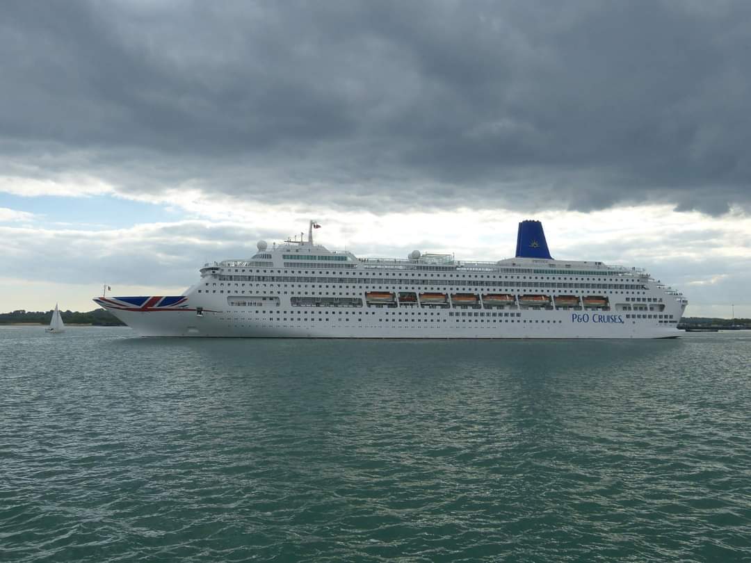 nauticallyspeak's tweet photo. #OnThisDay - 23rd April 2017 and the former @pandocruises #Oriana departs Southampton at the beginning of another cruise..🚢📸⚓🇬🇧

#pandocruises #oriana #southampton #april2017 #cruiseship #memories #nauticallyspeaking https://t.co/gsEkmmM1Nu