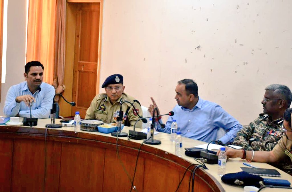 Divisional Commissioner Jammu @rameshkumarias and ADGP Jammu @anandjainips today reviewed preparations for Lok Sabha elections in Rajouri.