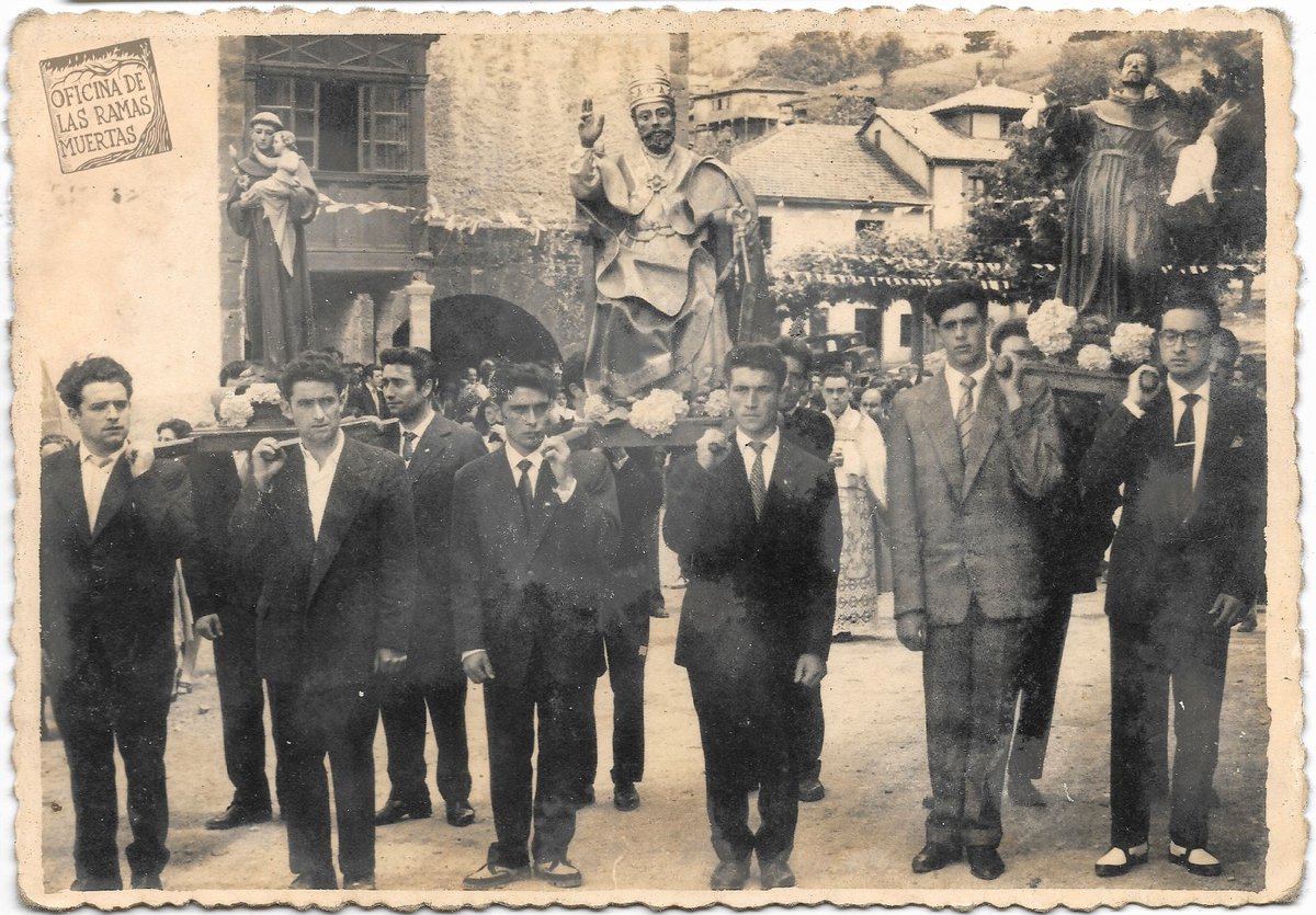 oframasmuertas's tweet photo. Fiesta de San Pedro y San Pablo en la colegiata de Teverga, años 50.

Este es uno de los lotes más curiosos que tenemos. Creemos que pertenecía al hombre que sale a la derecha de la foto, con gafas. No sabemos su nombre, pero sí que estaba vinculado a Teverga de algún modo... https://t.co/pS0B6SYEbH