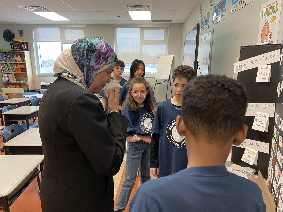 Mercredi le 17 avril, lors de la 9e édition de l'EXPO IB de l’école élémentaire publique Michaëlle-Jean, à Nepean, la communauté scolaire a eu le plaisir d’accueillir Mme Samia Ouled Ali, présidente du CEPEO. Les élèves ont pu présenter leur projet de recherche ! 👏@SamiaOuledAli