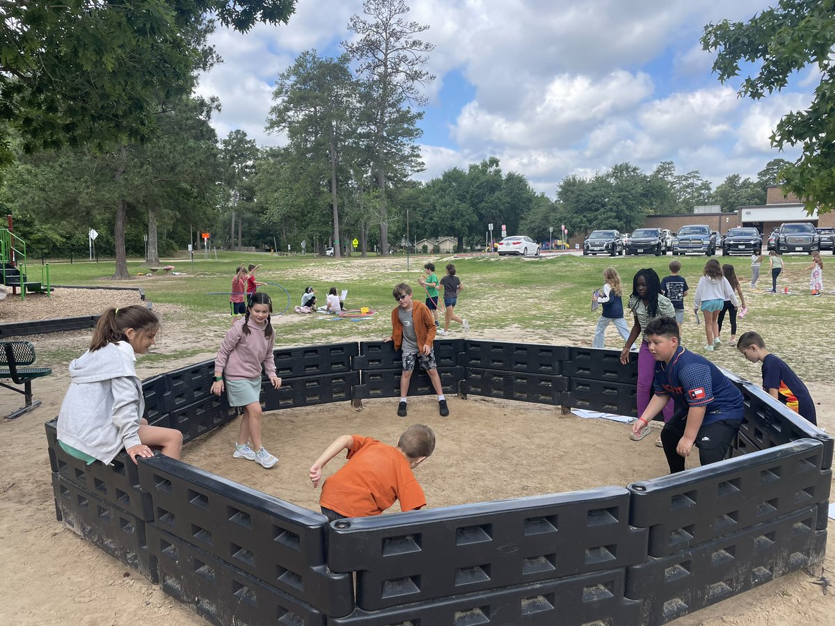 leannehaley11's tweet photo. 4th grade Math STAAR Obstacle Course day! #mathgetsphysical @HumbleISD_BBE https://t.co/v3EGZUszK3