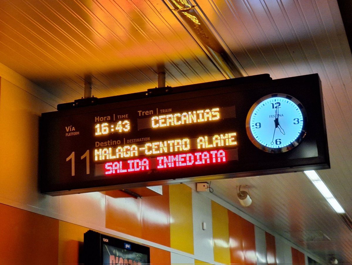 Hoy, el tren que salió de Fuengirola a las 16:00h, ha llegado a María Zambrano a las 17:02h como se aprecia en la foto, llevando un retraso de 20 minutos. El resto de trenes también se han visto afectados, pero seguimos sin obras para implantar al maximo posible la vía doble.