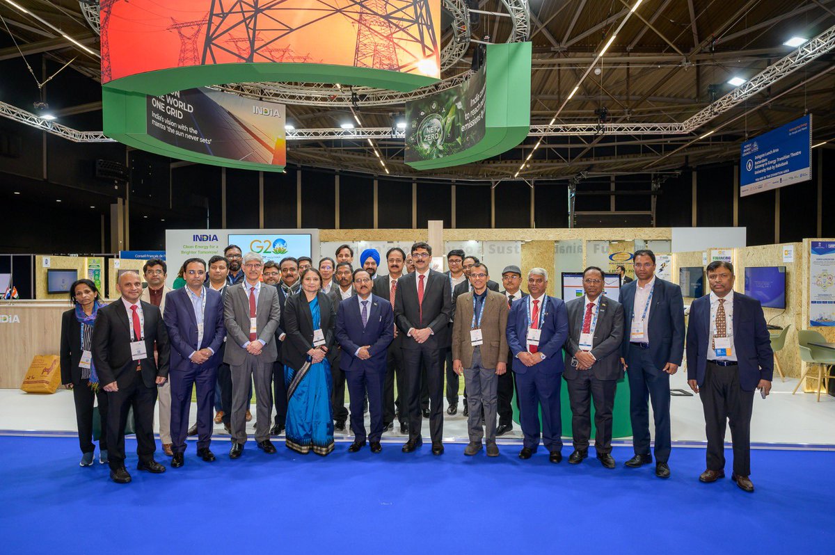 Dy Prime Minister of Holland,H.E. Mr Rob Jetten, @WECouncil Secy Gen& CEO, Dr Angela Wilkinson; Indian Amb to Netherlands, Ms Reenat Sandhu ; Secy, Mr Pankaj Agarwal, & Addl Secy, Mr Nagulapalli - both @MinOfPower & @eepcindia Dir (TP) , Mr Singh @ India Pavilion @WECongress