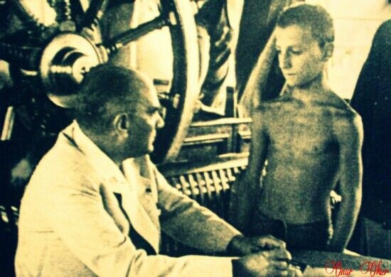 Atatürk ve Çocuk...
1936 tarihli bu fotoğrafın bir hikayesi var...
Fotoğrafta Atatürk'ün karşısındaki çocuk, Hasan Esat Özkanbay'dır.
Hasan Esat Özkanbay, Ulu Önder Atatürk'e olan sevgisini çok farklı bir şekilde dile getirmiş 1936 yılında.
#bilgisel #tarih #23NisanCocukBayrami…